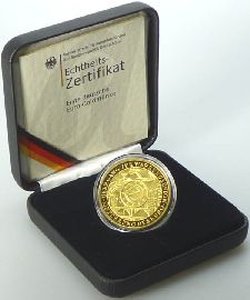 Deutschland 100 Euro Gold Euroeinführung in einer Kassette mit Zertifikat und Münze in Münzkapsel nach rechts